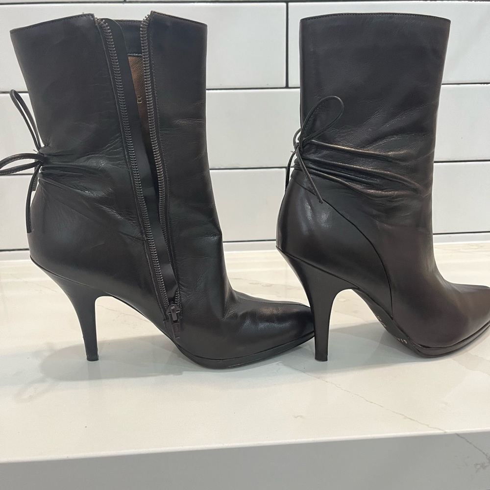Gianni Bini leather boots with bow accent sz 7